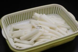 去掉盐水，沥干；