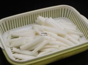 去掉盐水，沥干；
