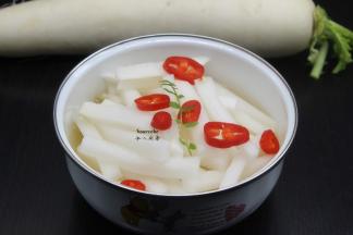 沥干水的凉拌条放入盘子，在放辣椒、冰糖、上面到上白醋；放入冰箱冷藏。PS：白萝卜条要被醋浸没，不要露出。