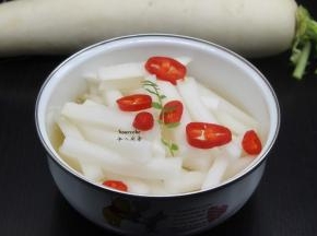 沥干水的凉拌条放入盘子，在放辣椒、冰糖、上面到上白醋；放入冰箱冷藏。PS：白萝卜条要被醋浸没，不要露出。