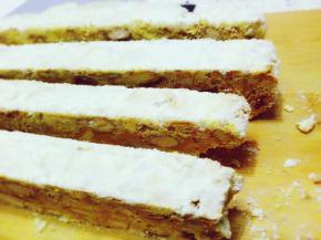 稍凉后拿到干净的案板上用锯齿刀切成卷三厘米左右宽的长条