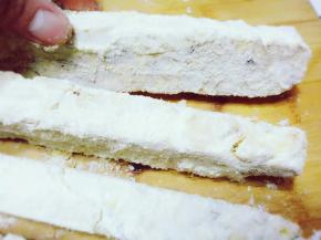 将长条两侧也沾上奶粉