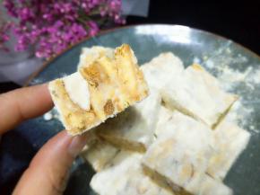 切小块，这是切面，几个面都要沾上奶粉，增加奶香味。