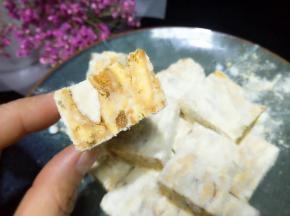 切小块，这是切面，几个面都要沾上奶粉，增加奶香味。