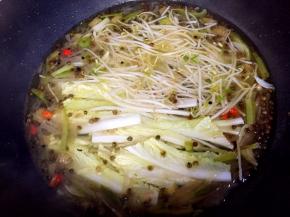 放入白菜和豆芽煮两分钟。