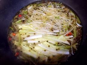 放入白菜和豆芽煮两分钟。