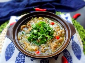 装入碗中，摆上小葱和香菜就可食用啦！