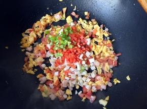 将全部配菜放入翻炒片刻。