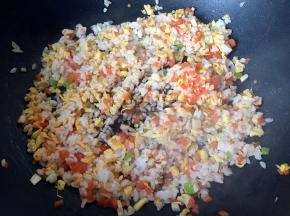 加入适量生抽和盐翻炒一分钟即可出锅。