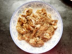 捞出沥干水份备用。