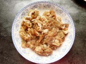 捞出沥干水份备用。