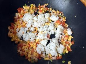 放入米饭炒匀。