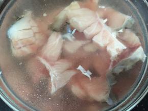 脆鲩洗干净用盐水泡3分钟，捞起沥干即可