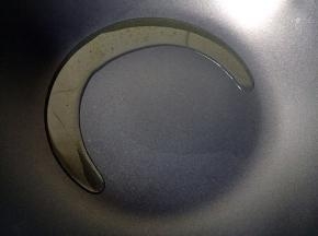 热锅倒油烧至八成热。