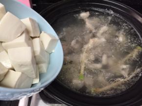 放入脆鲩，滚5分钟，再放入豆腐，脆鲩是煮不烂的。