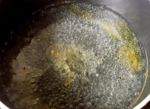 锅里烧开水，加入适量料酒、花椒油、香油煮开。