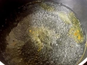 锅里烧开水，加入适量料酒、花椒油、香油煮开。