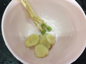 香菜头和姜片放一起，香菜叶切段