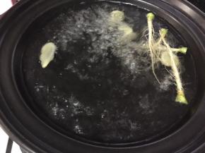 倒入3碗水，煮开