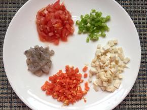 将配菜全部切成小颗粒。