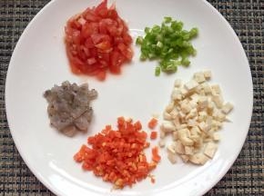 将配菜全部切成小颗粒。