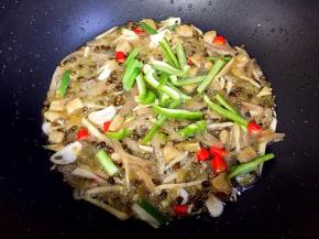 最后放入青椒翻炒均匀。