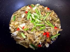 最后放入青椒翻炒均匀。