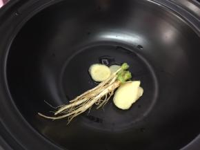 大火，锅里放入油，把姜片和香菜头放入爆一下