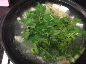 放入豆腐后滚5分钟加入香菜叶，再煮1分钟加入盐（根据个人口味添加）滚几下就可以喝了。
