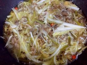 最后放入羊肉卷煮2分钟即可出锅。