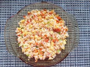 将米饭均匀铺在上面。