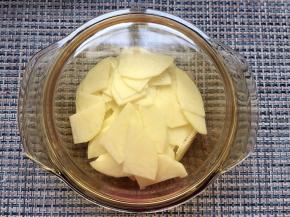 将土豆切薄片，盖上盖子用微波炉加热8分钟。（也可以用蒸的方法，只要把土豆变软可以做成土豆泥）