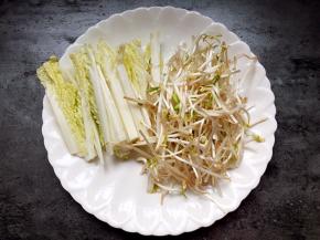 将白菜、豆芽洗净，白菜切长条。