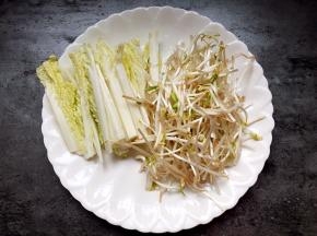 将白菜、豆芽洗净，白菜切长条。