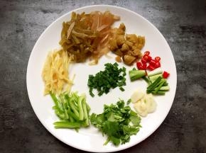 将各种配菜切成如图所示。