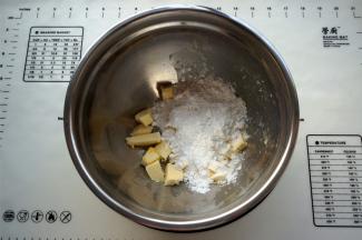 黄油切块后放室温软化，然后加入糖粉，搅打至完全融合。