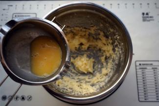 分两次加入全蛋液，每次都待蛋液和黄油完全融合再加入下一次。