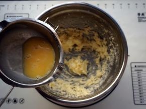 分两次加入全蛋液，每次都待蛋液和黄油完全融合再加入下一次。