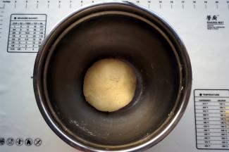 揉成团，无干粉状态即可。