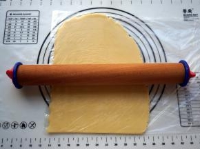 将面团装入保鲜袋，擀成5毫米厚的面片，放入冰箱冷冻10分钟变硬。