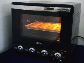 烤箱上下火175度预热好后，将其放入中层，烘烤20分钟左右。