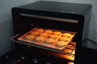 饼干香气四溢，表面金黄即可取出。