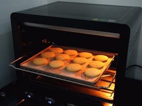 饼干香气四溢，表面金黄即可取出。