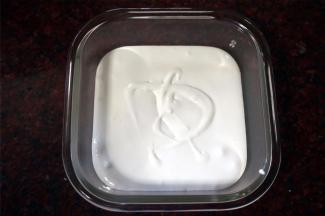 制作糖霜。1个蛋白加入1克的鲜柠檬汁，搅打至粗泡状态，然后加入150克糖粉，继续打发至糖霜变浓稠，能画出花纹且不容易消失即可，这就是基础糖霜，装起备用。