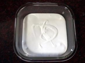 制作糖霜。1个蛋白加入1克的鲜柠檬汁，搅打至粗泡状态，然后加入150克糖粉，继续打发至糖霜变浓稠，能画出花纹且不容易消失即可，这就是基础糖霜，装起备用。