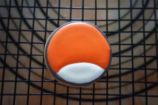 待白色糖霜部分干后，用红色糖霜填充剩余的空白部分，晾干。