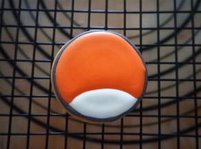 待白色糖霜部分干后，用红色糖霜填充剩余的空白部分，晾干。