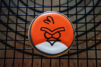 糖霜干后，用食用色素笔勾画出图案。