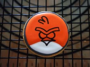 糖霜干后，用食用色素笔勾画出图案。