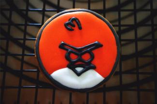 用黑色糖霜将图案描一次。